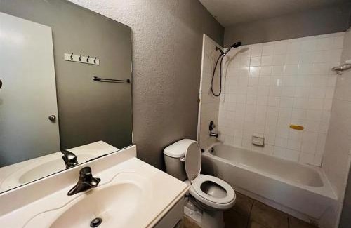 Cypress Casa | Private Queen Room Cypress 290, TX