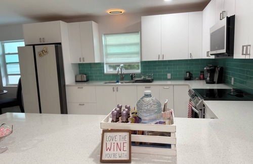 Lake Worth Corridor Complejo | Private resort sleeps 16, includes breakfast, coffee bar, pool & hot tub
