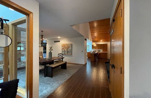Lincoln Casa | Private Resort Lodge: Pool-Hot Tub—Billiards-Ping Pong--140 gift basket! 5500sf.