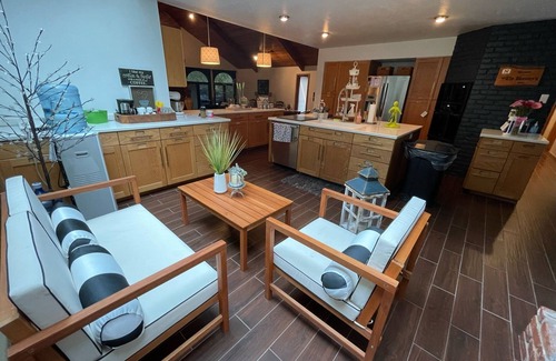 Lincoln Casa | Private Resort Lodge: Pool-Hot Tub—Billiards-Ping Pong--140 gift basket! 5500sf.