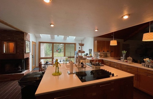 Lincoln Casa | Private Resort Lodge: Pool-Hot Tub—Billiards-Ping Pong--140 gift basket! 5500sf.