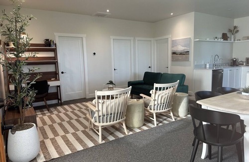 Crofton Casa | Private & restful; quiet 2 bedroom suite in Duncan