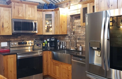 Wise County Complejo | Private Retreat with Pond, Pool and Hot Tub!