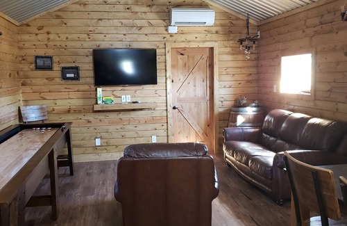 Wise County Complejo | Private Retreat with Pond, Pool and Hot Tub!