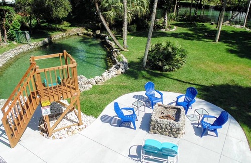 Homosassa Casa | Waterfront Homosassa Home w / Laguna, cubierta grande, muelle, fogatas y tobogán de agua!