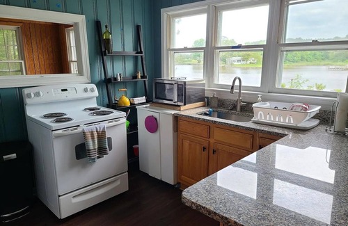 Hague Casa | Private Riverfront Home with dock