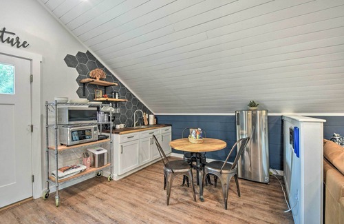 Hiawassee Apartamento | Private Riverside Studio - Hot Tub, King BD, Near Wedding Venue