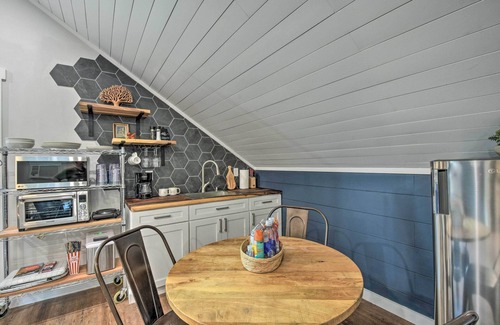 Hiawassee Apartamento | Private Riverside Studio - Hot Tub, King BD, Near Wedding Venue