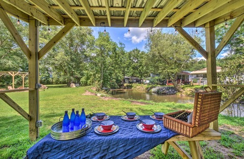 Hiawassee Apartamento | Private Riverside Studio - Hot Tub, King BD, Near Wedding Venue