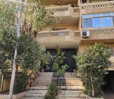Pyramids Gardens Apartamento | private rooftop with hot jacuzzi and pyramids view