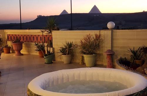 Pyramids Gardens Apartamento | private rooftop with hot jacuzzi and pyramids view
