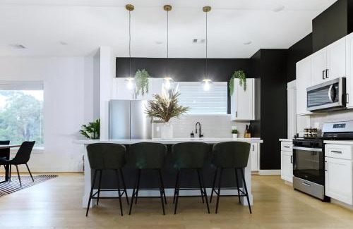 Greater East End Casa | Private Rooftop in Houston's Downtown! Pizza Oven and Skyline Views