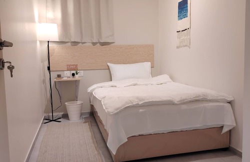 Buraydah Cabina | Private room 8m for men. Bed, AC, side table, Wi-Fi. Shared baths, lounges.