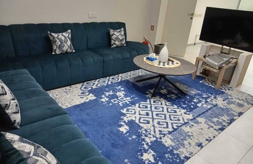 Buraydah Cabina | Private room 8m for men. Bed, AC, side table, Wi-Fi. Shared baths, lounges.