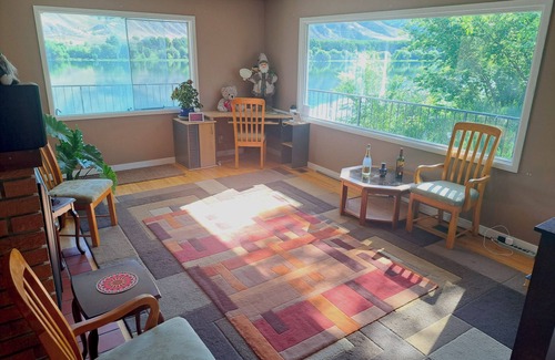 Valleyview Casa | Private Room at Riverfront House