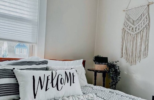 Kalamazoo Casa | PRIVATE room, Close to DT & airport + Free Parking and cleaning
