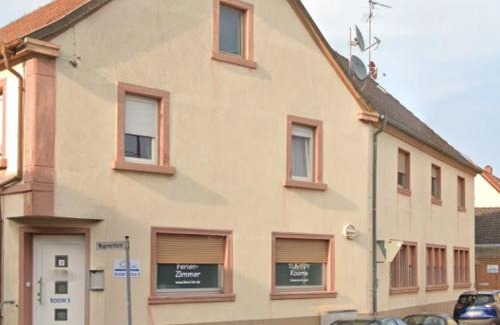 Ramstein-Miesenbach Apartamento | Private room #3 with Queen size, ground floor, AC, 2min to RAB