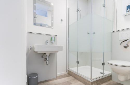 Ramstein-Miesenbach Apartamento | Private room #3 with Queen size, ground floor, AC, 2min to RAB