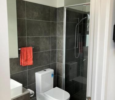 Highton Apartamento | Private Room & Ensuite, in hosted Modern 2 bedroom Apartment- full use of all facilities