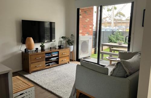 Highton Apartamento | Private Room & Ensuite, in hosted Modern 2 bedroom Apartment- full use of all facilities