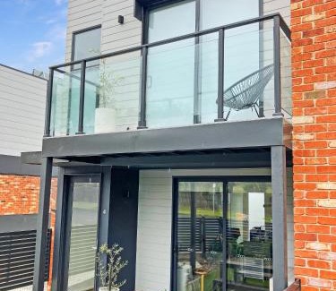 Highton Apartamento | Private Room & Ensuite, in hosted Modern 2 bedroom Apartment- full use of all facilities