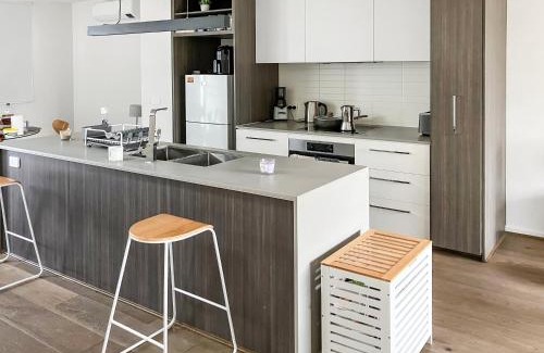 Highton Apartamento | Private Room & Ensuite, in hosted Modern 2 bedroom Apartment- full use of all facilities
