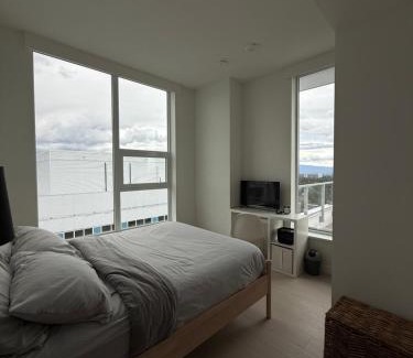 Surrey Apartamento | Private Room in a Three-Bedroom Penthouse in Surrey