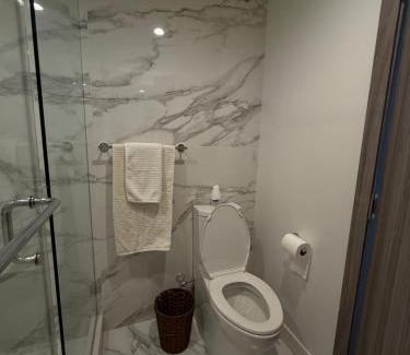 Surrey Apartamento | Private Room in a Three-Bedroom Penthouse in Surrey