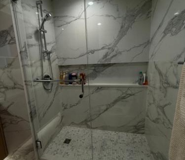 Surrey Apartamento | Private Room in a Three-Bedroom Penthouse in Surrey