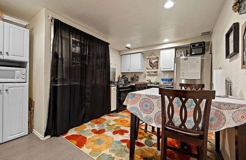 Altamont Casa | Private Room in home with year round pool and hot tub