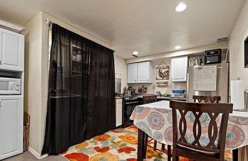 Altamont Casa | Private Room in home with year round pool and hot tub