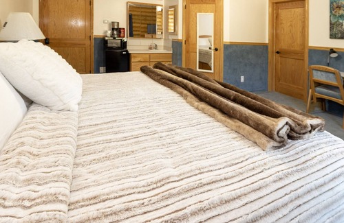 Hot Springs Cabina | Private Room in Rustic Cabin - Room 229