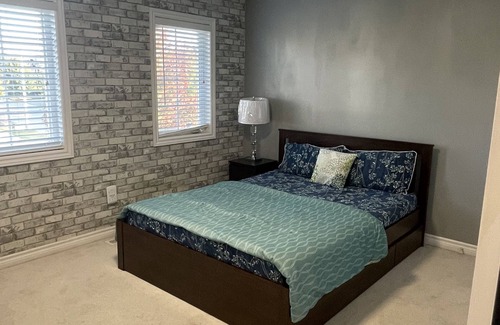 Barrie Casa | Private Room in South Barrie (For Females Only)