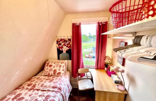 Rainier Valley Casa | Private Room TINY with Shared Bathroom near SeaTac Airport and Downtown Seattle