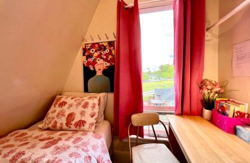 Rainier Valley Casa | Private Room TINY with Shared Bathroom near SeaTac Airport and Downtown Seattle