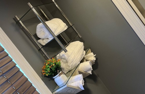Berkeley Springs Apartamento | Private room with walking distance to town square, shopping, dining shows & more