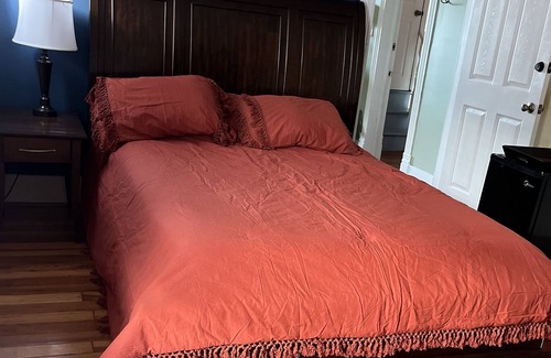 Berkeley Springs Apartamento | Private room with walking distance to town square, shopping, dining shows & more