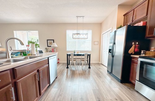 Ruskin Casa | Private Room w/wifi & minutes to I-75