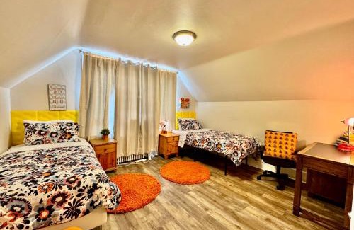 Rainier Valley Casa | Private room with two twin beds air conditioning and shared bathrooms located near SeaTac Airport and Downtown Seattle