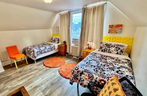 Rainier Valley Casa | Private room with two twin beds air conditioning and shared bathrooms located near SeaTac Airport and Downtown Seattle