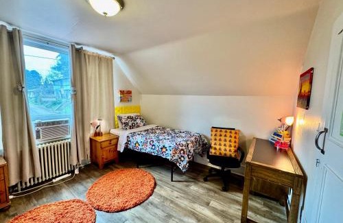 Rainier Valley Casa | Private room with two twin beds air conditioning and shared bathrooms located near SeaTac Airport and Downtown Seattle