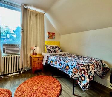 Rainier Valley Casa | Private room with two twin beds air conditioning and shared bathrooms located near SeaTac Airport and Downtown Seattle