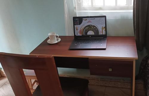 Kampala Cama Y Desayuno | Private room wz full DStv Package, Patio & Kitchenette