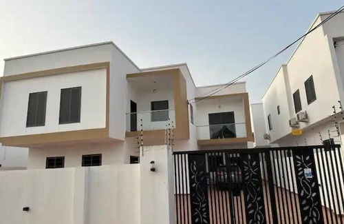 Adenta Casa | Private rooms in a cosy 4-bedroom house in a gated community