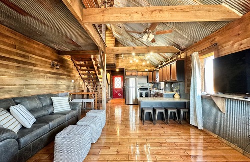 Pineville Otro | Private, rustic country home with hot tub, movie theater and a view