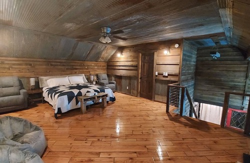 Pineville Otro | Private, rustic country home with hot tub, movie theater and a view