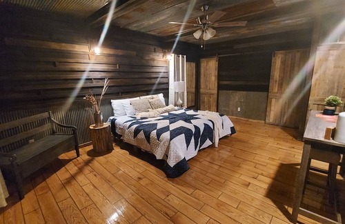 Pineville Otro | Private, rustic country home with hot tub, movie theater and a view
