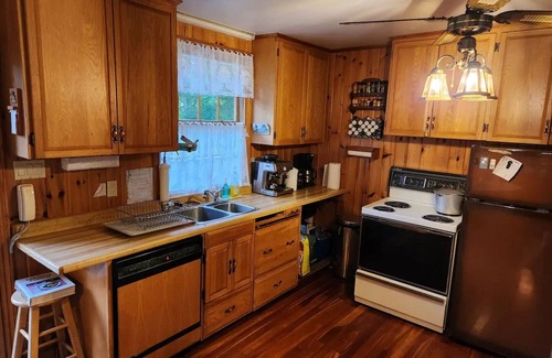 Minden Cabaña | Private Rustic Lodge w/ Lakefront Views