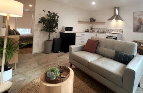 Rockingham Casa | Private Rustic Studio Guesthouse