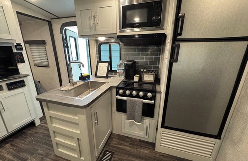 Squaw Valley Casa | Private RV - WiFi, AC, Smart Fire TV - Near Sequoia & Kings Canyon NP - Sleeps 5